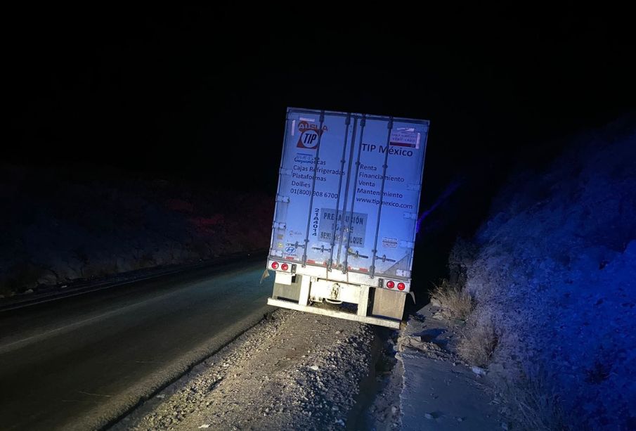 Tráiler queda embancado en carretera a Pichilingue tras caer en una zanja