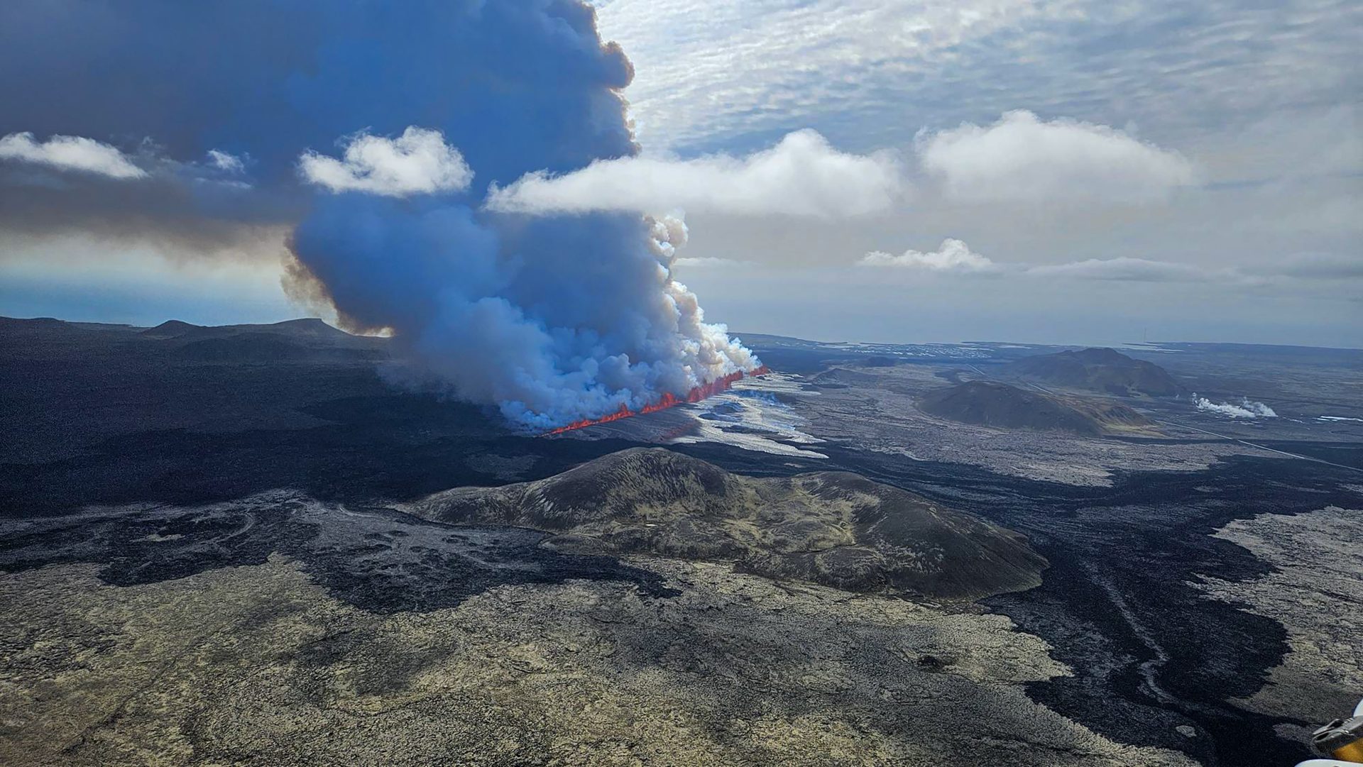 (VIDEO) Así fue la potente erupción volcánica en Islandia; evacúan la zona