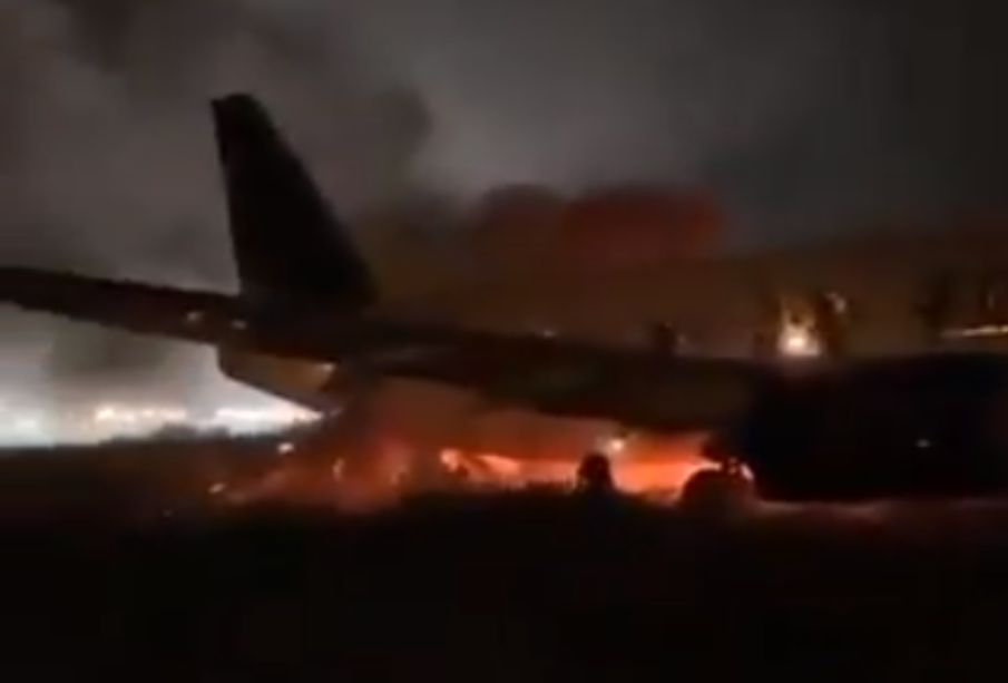 (VIDEO) Avión se sale de la pista en Senegal y se incendia; hay 10 heridos