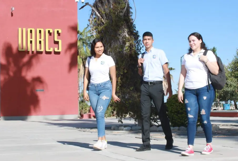 Alumnos de la UABCS