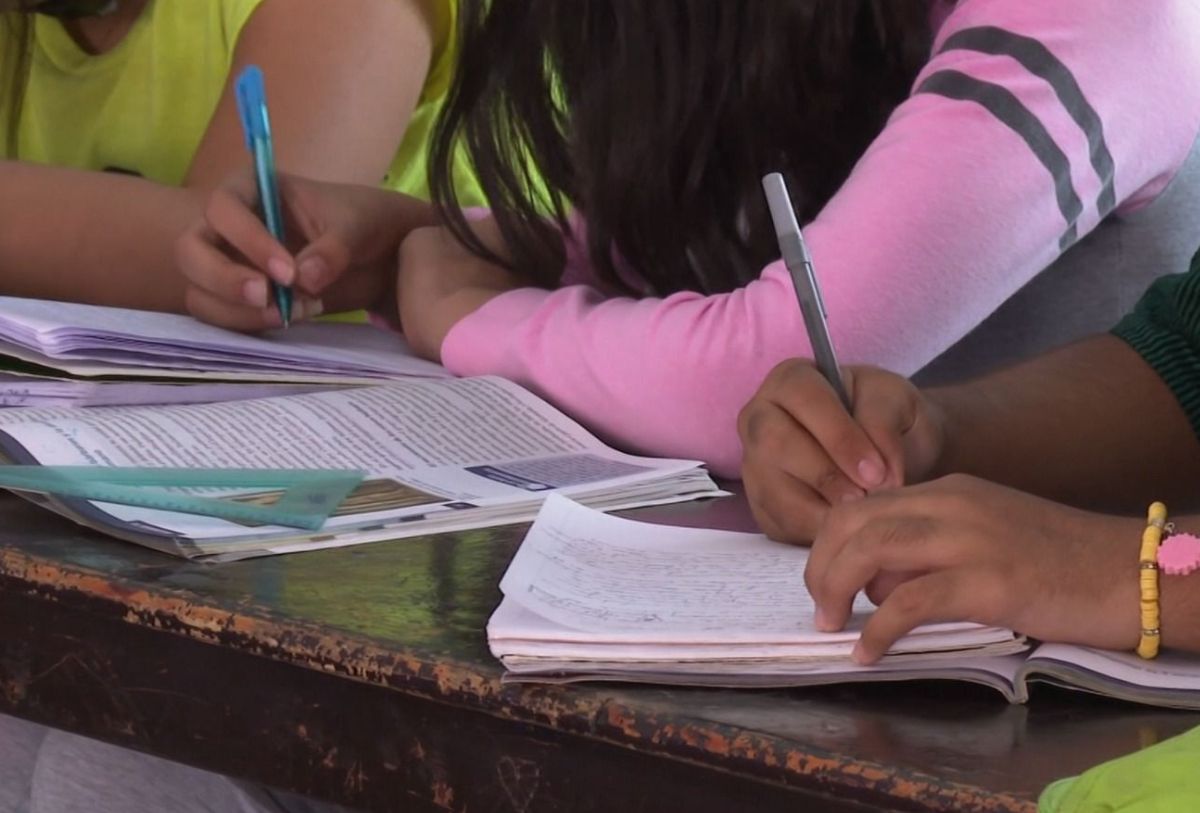 Alumnos estudiando