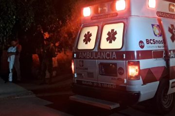 Ambulancia en sitio donde localizaron a oficial muerto