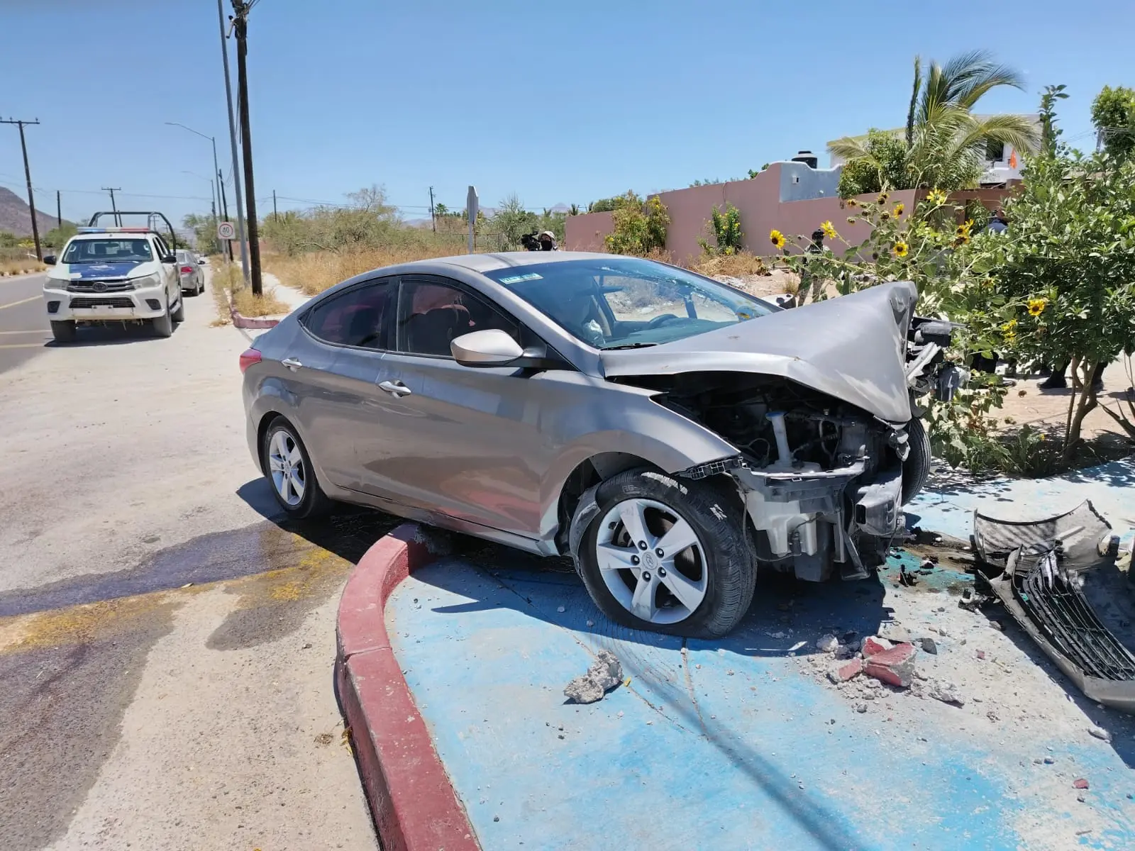 Auto chocado contra barda