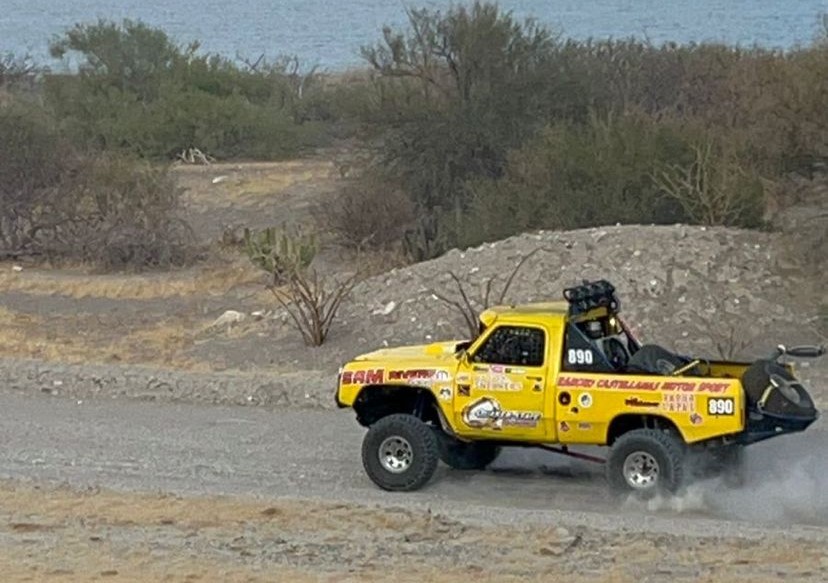 Auto de off road participando en carrera Dos Mares 500