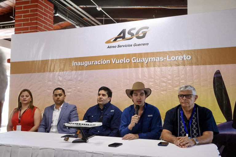 Autoridades inaugurando vuelo de Loreto a Guaymas
