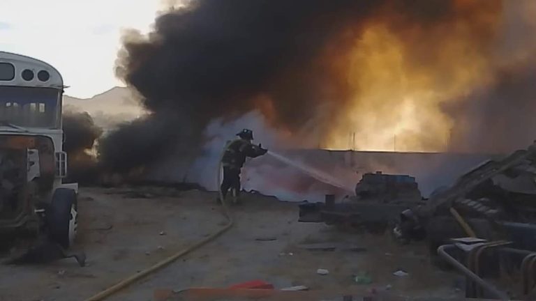 Bombero sofocando incendio en El Caribe