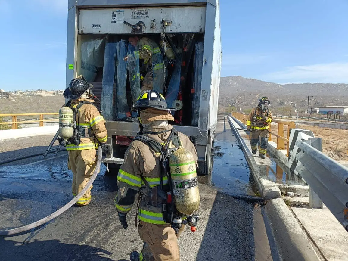Bomberos sofocando incendio en camión