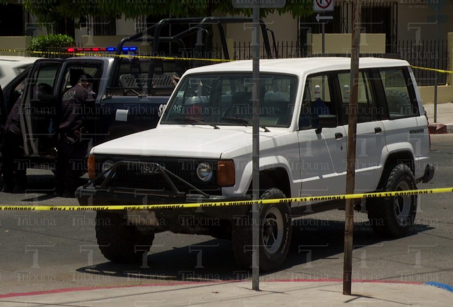 Camioneta blanca en la colonia Pueblo Nuevo