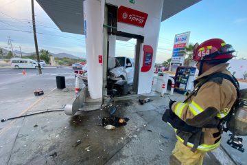 Camioneta choca contra bomba de gasolina en El Zacatal