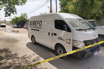 Camioneta de semefo en sitio donde murió motociclista