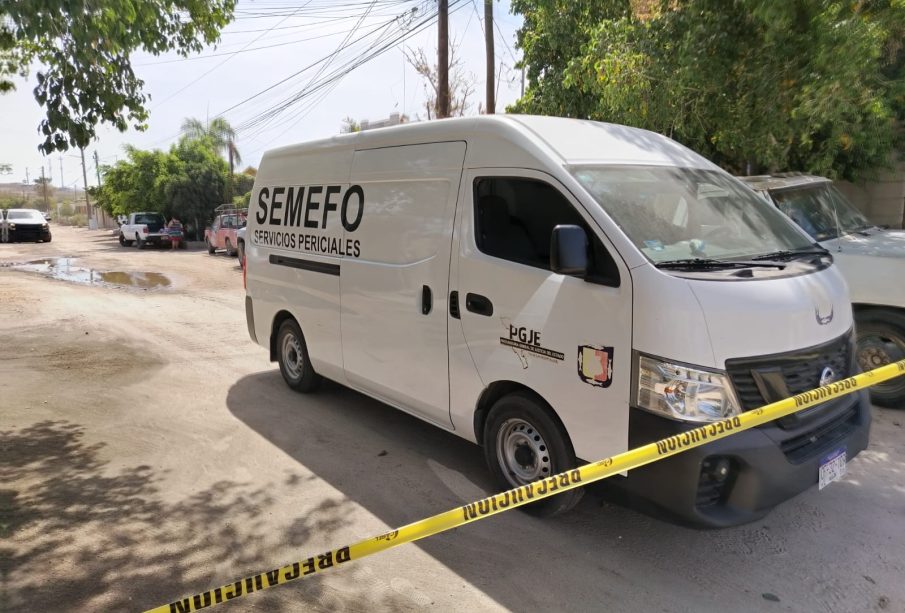 Camioneta de semefo en sitio donde murió motociclista