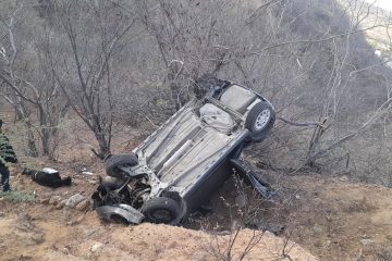 Carro volcado y presunto lesionado en el piso