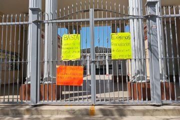 Carteles en primaria de La Paz