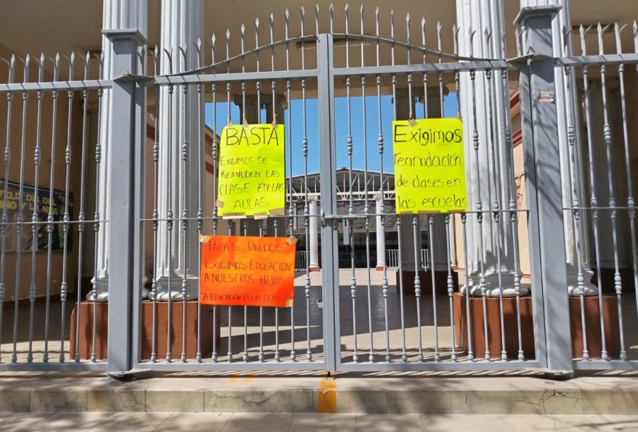 Carteles en primaria de La Paz