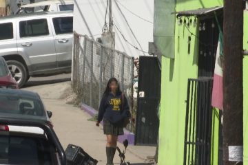 Chica caminando por la calle