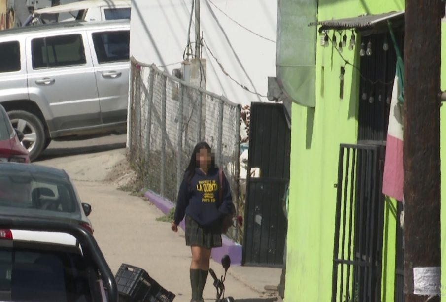 Chica caminando por la calle