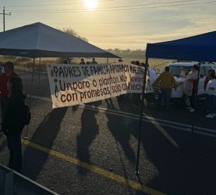 Cierre de vialidad por maestros y padres