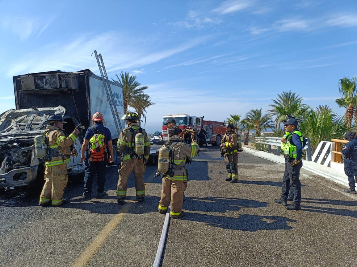 Cuerpo de bomberos apagando incendio en camión