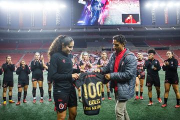 Daniela Espinosa Arce recibiendo playera por 100 holes en liguilla