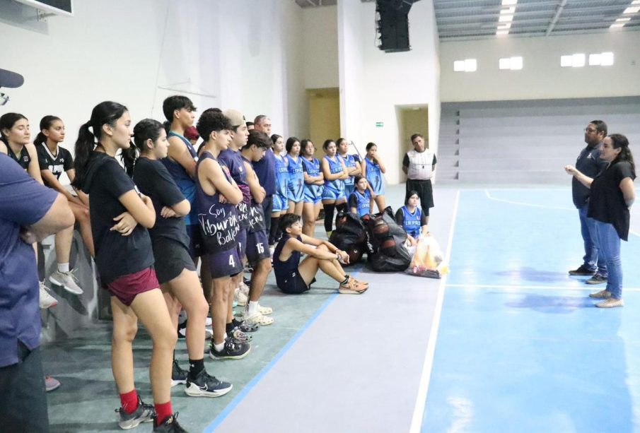 Deportistas participando de selectivo para el equipo de basquetbol