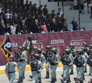 Desfile cívico por la Batalla de Puebla