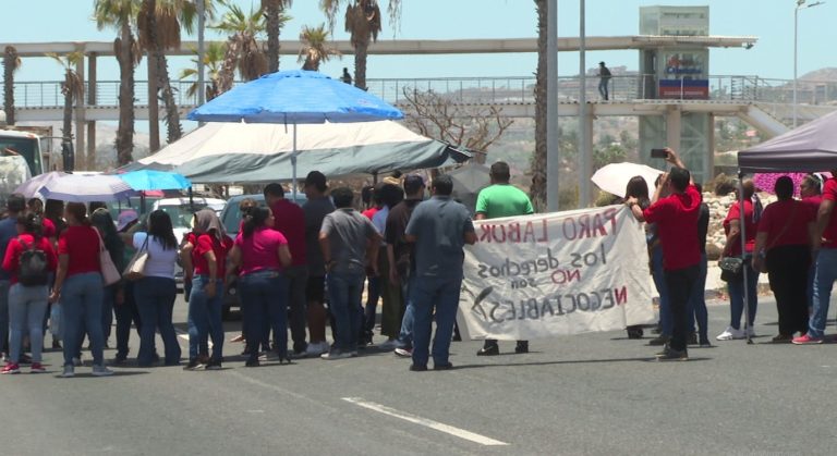 Docentes bloqueando vialidad a la altura de la glorieta de fonatur