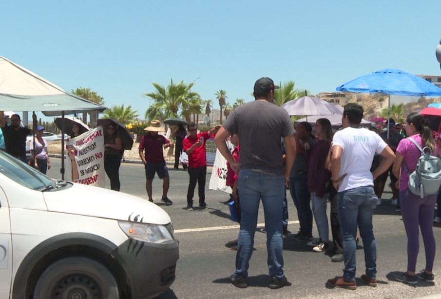 Docentes obstaculizando a vehículos en glorieta