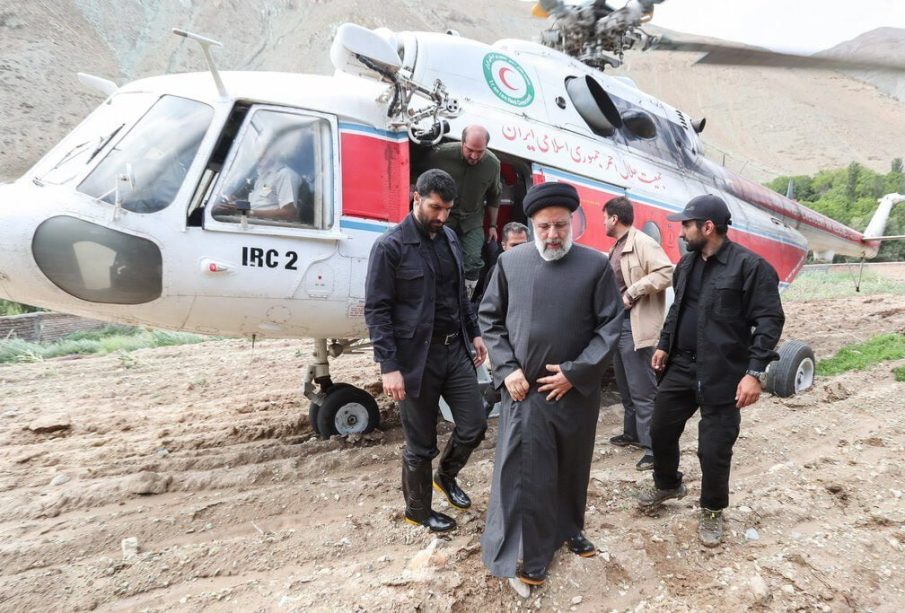 Ebrahim Raisí descendiendo de su helicóptero