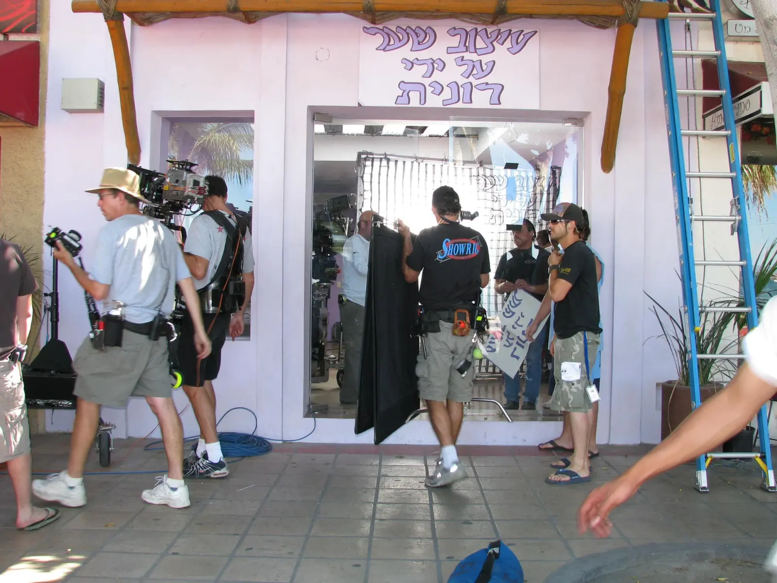 Equipo de filmación en playa Balandra