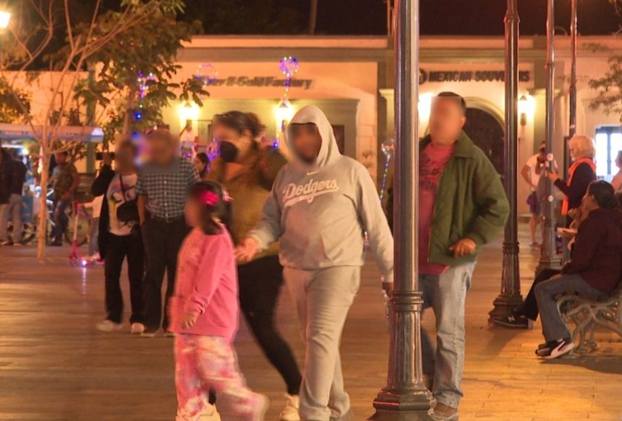 Familia paseando de noche