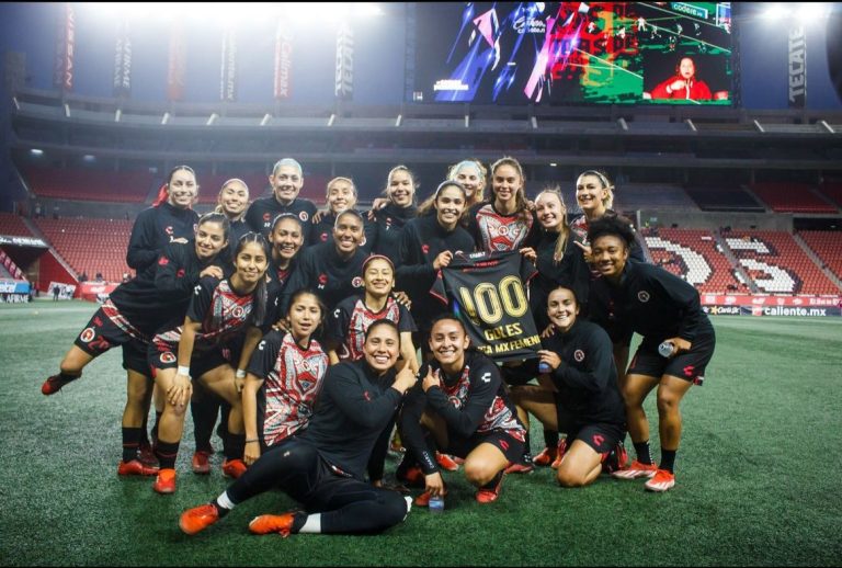 Festejo de Daniela Espinosa Arce por 100 goles