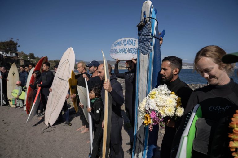 Grupo de surfistas manifestandose por el asesinato de los jovenes en Ensenada