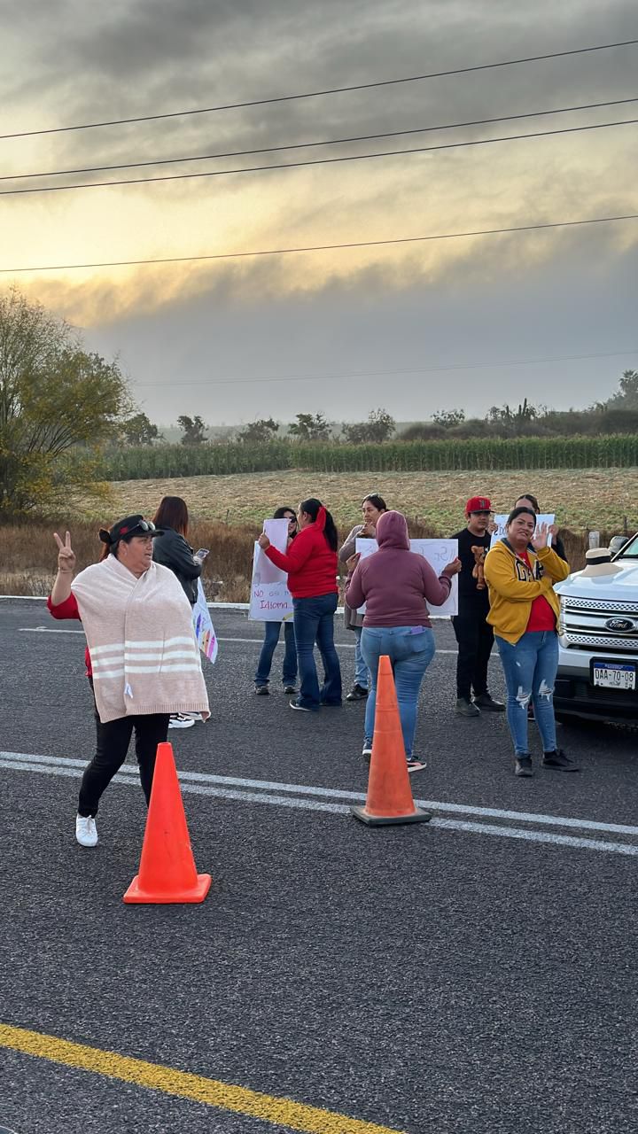 Madres bloqueando carretera exigiendo el regreso a clases