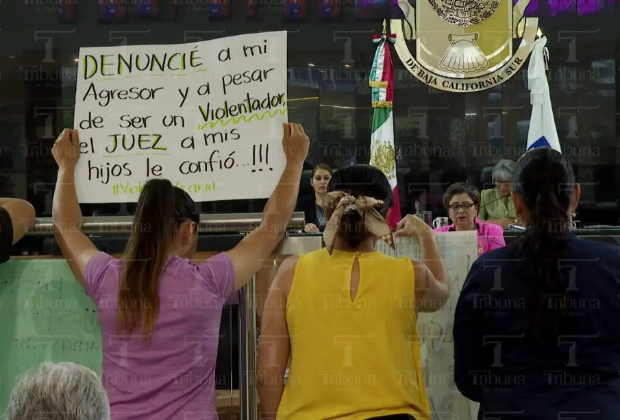 Madres manifestándose en el Congreso de BCS
