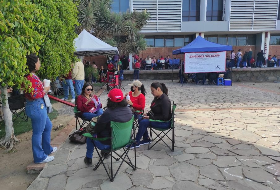 Maestros en paro laboral en Palacio de Gobierno