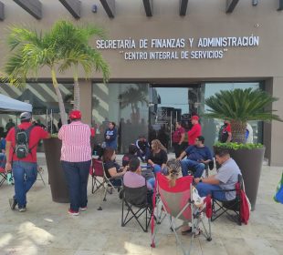 Maestros en plantón en Secretaría de Finanzas