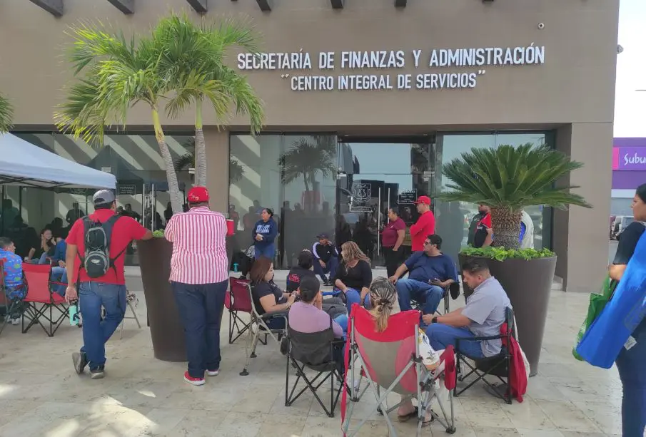 Maestros en plantón en Secretaría de Finanzas