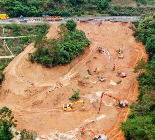 Maquinaria trabajando en derrumbe de carretera en China