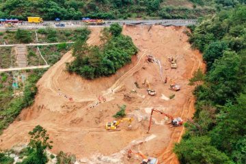 Maquinaria trabajando en derrumbe de carretera en China