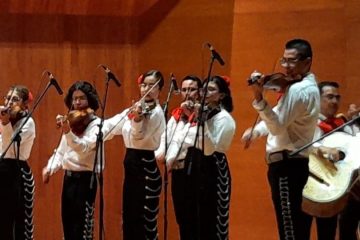 Mariachi tocando en el Musicanto