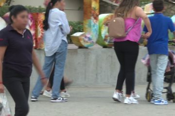 Mujer paseando en la calle