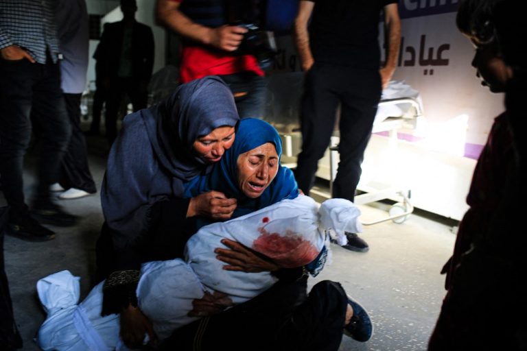 Mujeres palestinas llorando la muerte de hijo tras ataque de Israel a Rafah