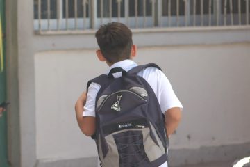 Niño cargando mochila