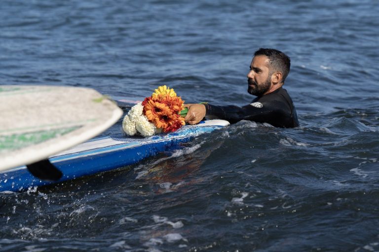 Ofrenda a surfistas australianos asesinados