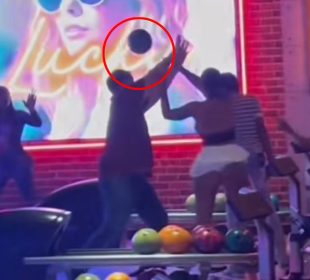 (VIDEO) Mujer avienta bola de boliche contra la cabeza de una joven en Miami