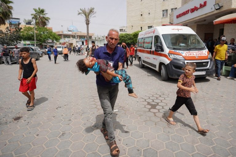 Padre cargando a niño muerto tras ataque israelí a Rafah