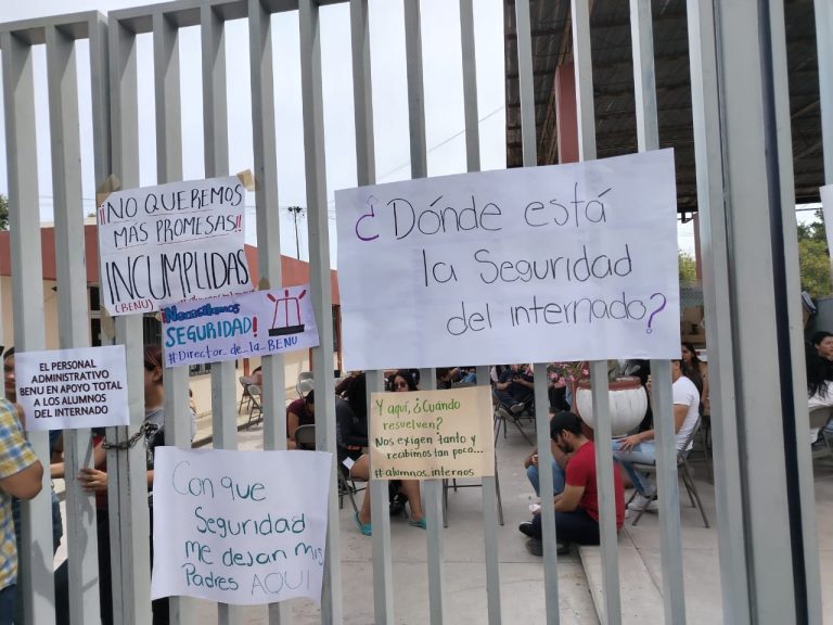 Pancartas instaladas en la escuela Normal Urbana