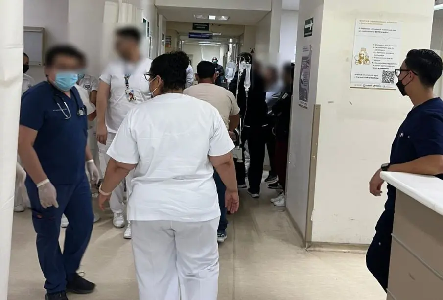Personal de hospital atendiendo a herido
