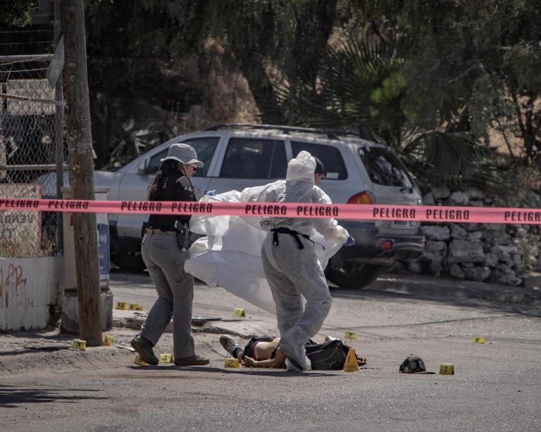 Personal de la semefo cubieron cuerpo de joven asesinado en Tijuana