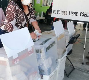 Personas en casillas votando